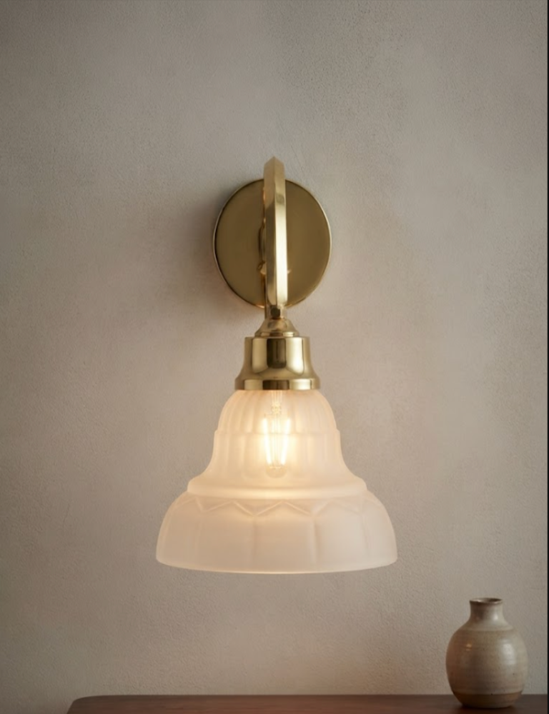 Aplique de Pared Clásico con Pantalla de Cristal Estriado y Acabado Latón